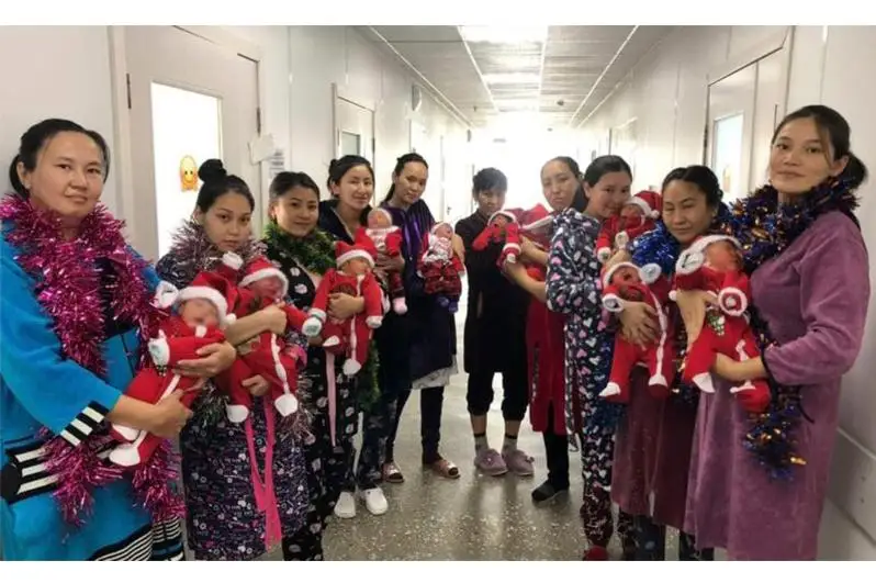 Детей в новогодней «упаковке» выдали роженицам в ВКО