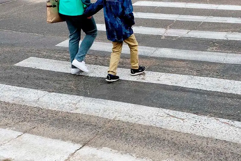 Безопасному поведению на дорогах учит детей павлодарская полиция