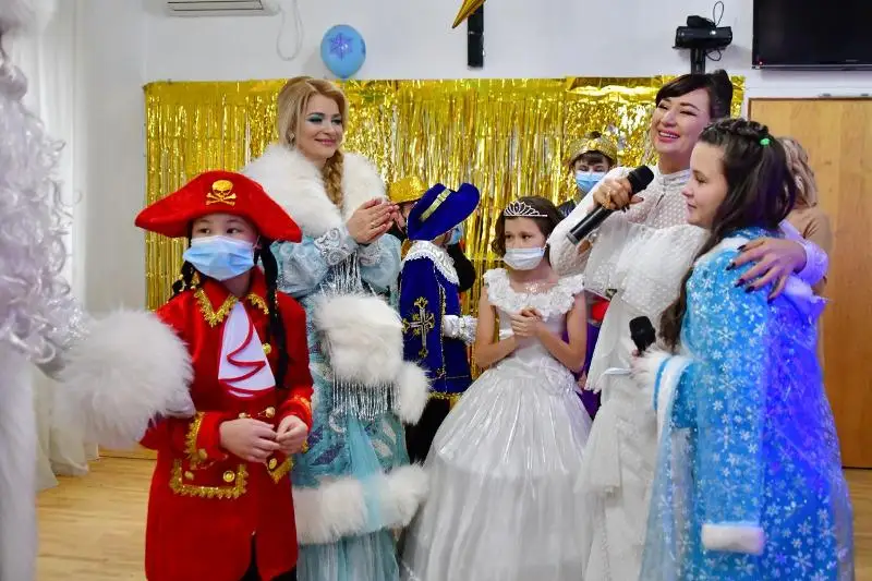 200 детей получили новогодние подарки от имени Президента в Нур-Султане