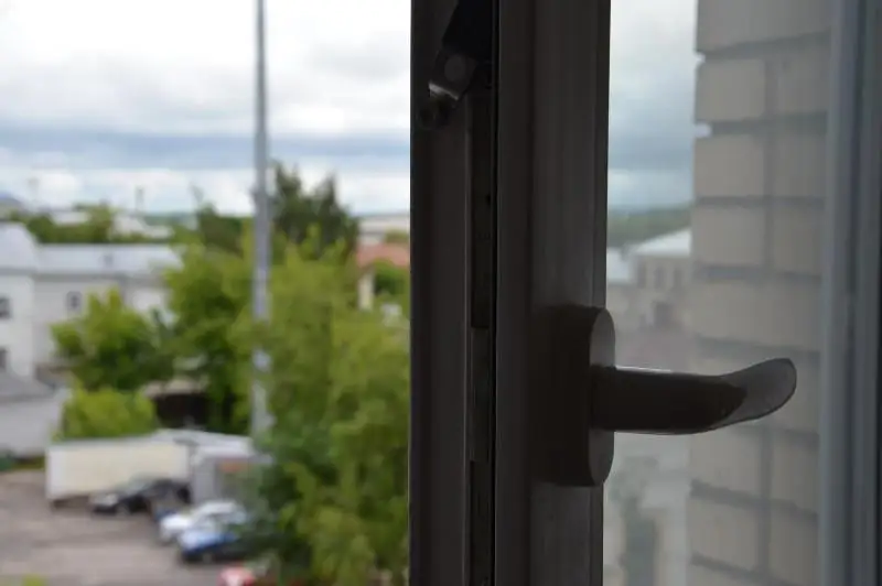 Трое детей за несколько дней выпали из окон в Костанае