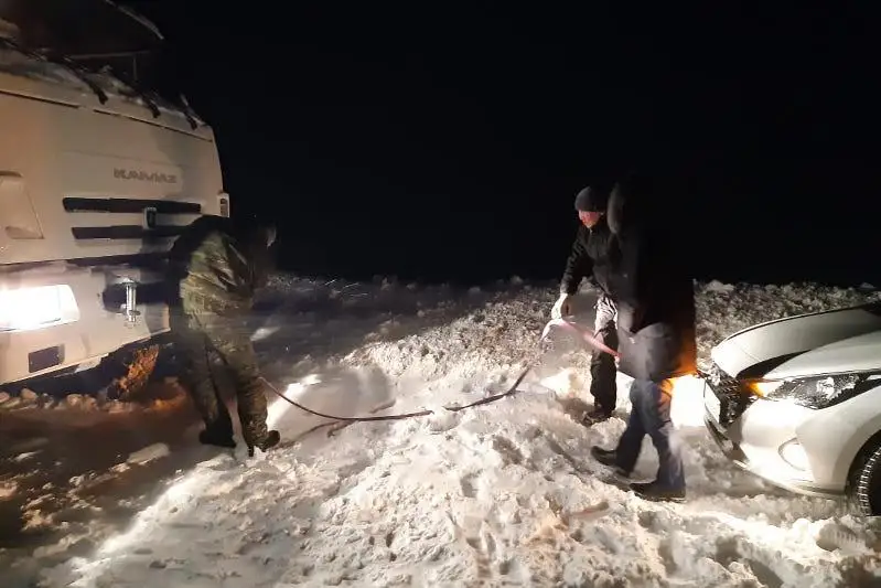Беременную женщину эвакуировали костанайские спасатели с заснеженной трассы
