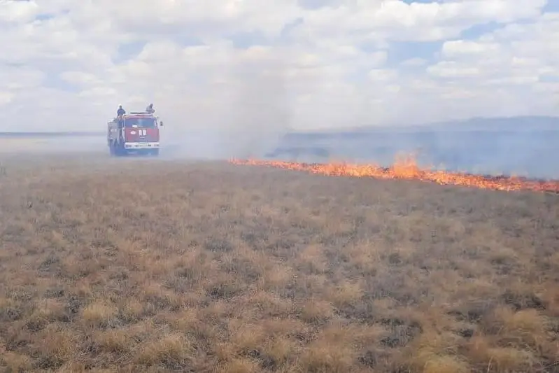 Пожарные борются с горящей травой в ВКО