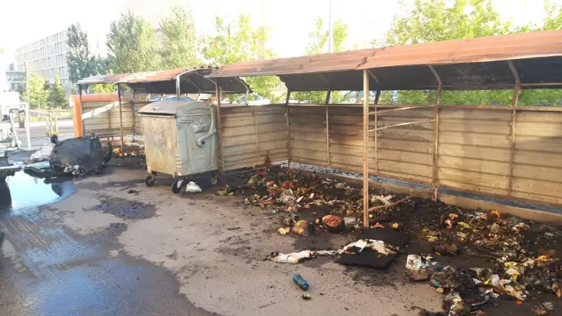 Elordada qaskóıler qoqys jınaýǵa arnalǵan konteınerlerdi órtep jiberdi