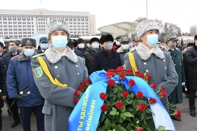 Цветы к монументу «Тәуелсіздік» возложили в Алматы