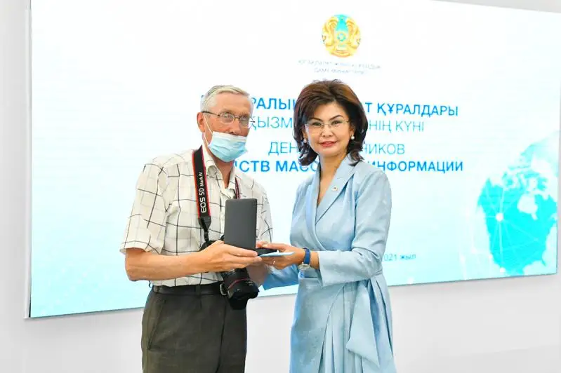 Фотокорреспондент МИА «Казинформ» награжден медалью «Еңбек ардагері»