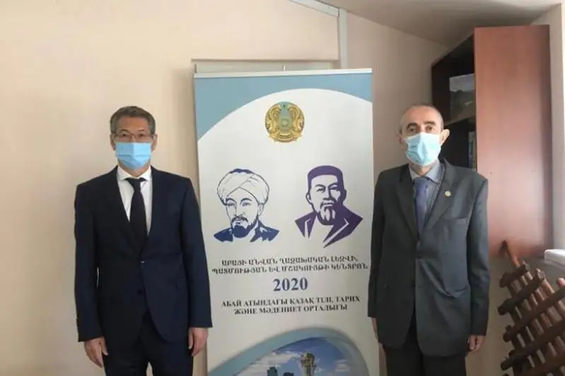 Профессору Ереванского университета вручили благодарственное письмо Президента РК за вклад в популяризацию Абая