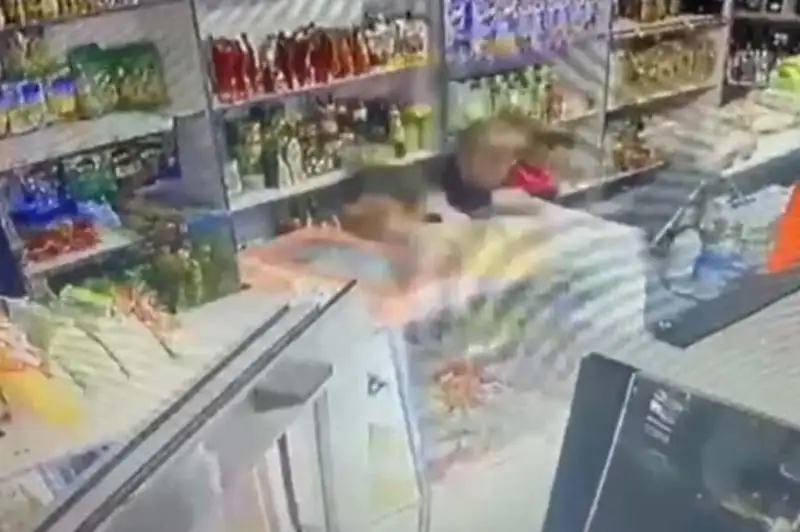 Продавец в одиночку дала отпор грабителю в Степногорске