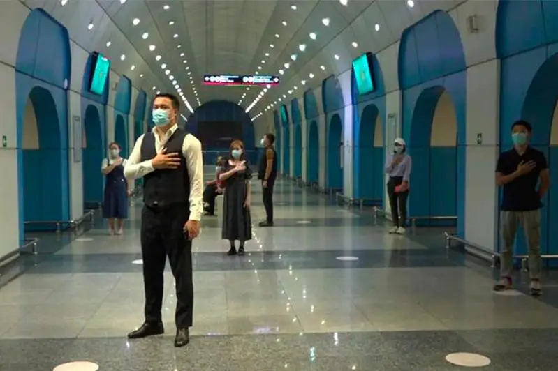 Алматинцы исполнили гимн одновременно в разных местах