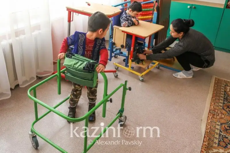 Almatyda «erekshe» balalarǵa medıtsınalyq kómek qalaı kórsetiledi