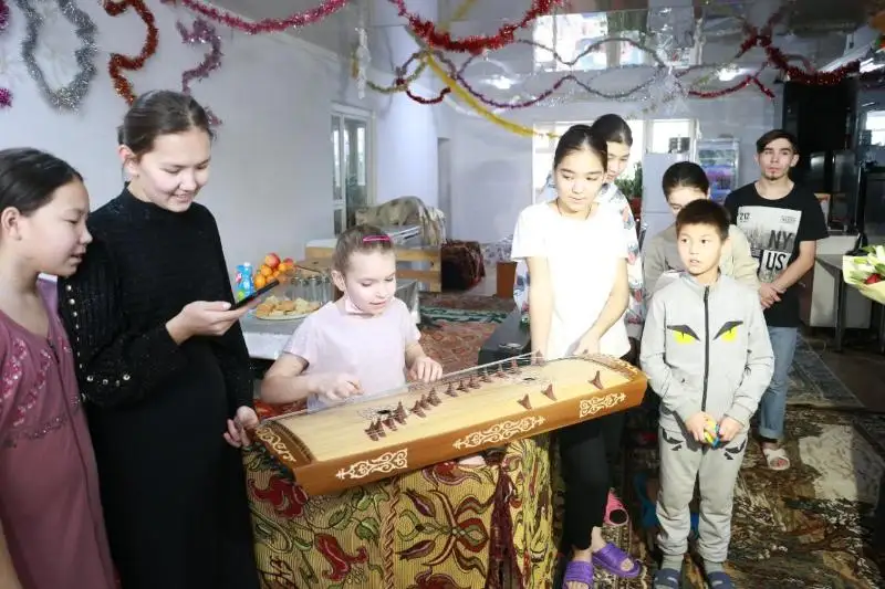 Музыкальную семью, воспитывающую более 20 детей, навестили актюбинские полицейские