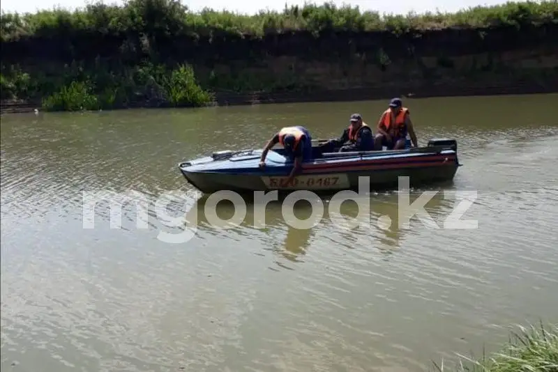 Личность утонувшего мужчины не могут установить в Уральске