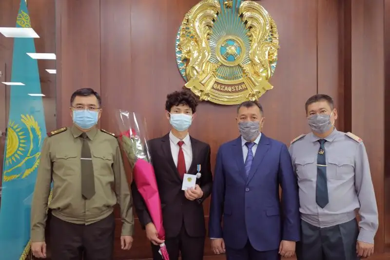 Руководство МЧС наградило студента, спасшего людей от удара током в Алматы