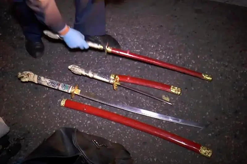 Пьяный водитель с арсеналом оружия попал в ДТП в Алматы