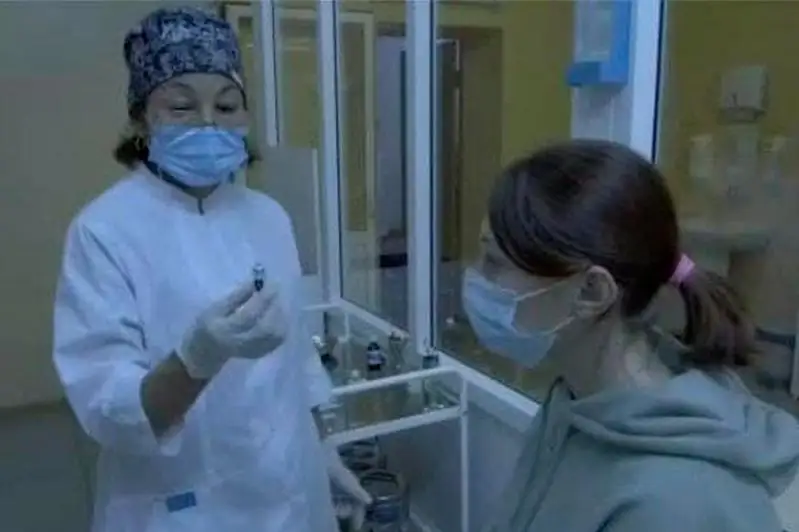 Óskemende alǵashqy oqýshylar Pfizer vaktsınasyn saldyrdy