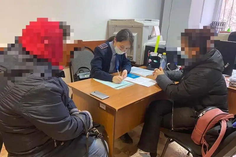 Подростки-вандалы испортили остановку в Атырау