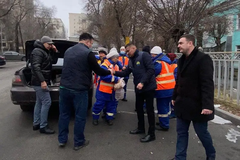 Активисты Nur Otan обеспечивают горячим питанием военнослужащих, полицейских, студентов в Алматы