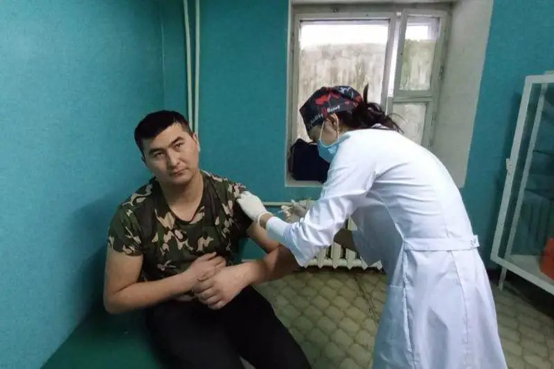 Сотрудники ДЧС ВКО массово проходят ревакцинацию