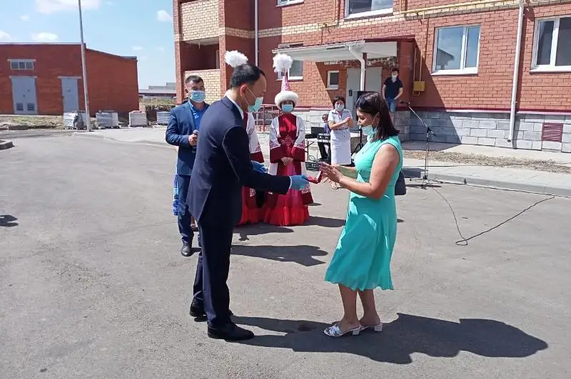 Ключи от арендных квартир вручил костанайцам Архимед Мухамбетов