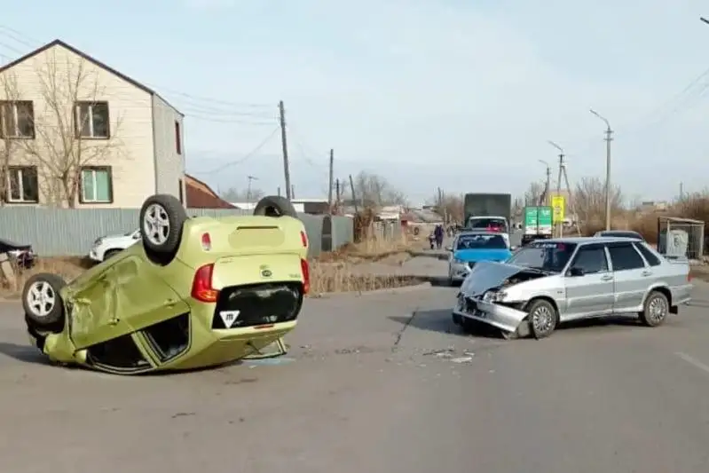 В столице в результате ДТП автомобиль опрокинулся на крышу