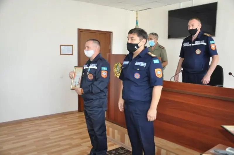 За оперативное спасение ребёнка из скважины награждены костанайские спасатели