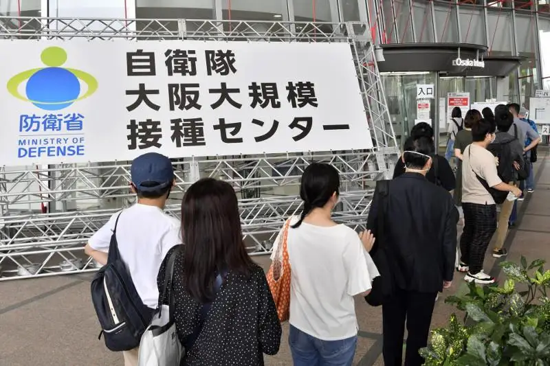 Koronavırýs: Japonııa vaktsına alatyndardyń mınımaldy jasyn tómendetpek