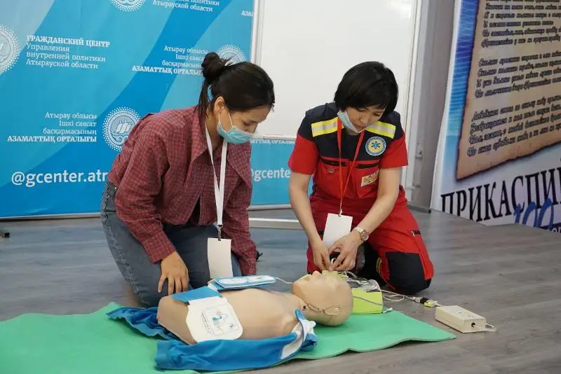 Оказывать первую медицинскую помощь научили атырауских студентов
