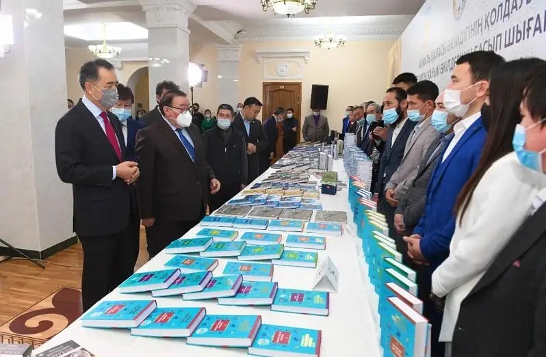 Книги казахстанских писателей презентовали в Алматы в честь 30-летия Независимости