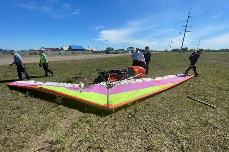 Самодельный дельтаплан с людьми врезался в линию электропередачи в Акмолинской области