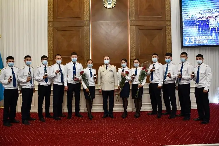 Первые офицерские погоны получили 12 молодых полицейских Акмолинской области