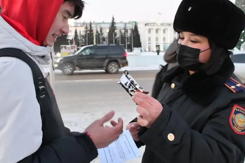 Дед Мороз и Снегурочка предложили акмолинцам обменять сигареты на конфеты