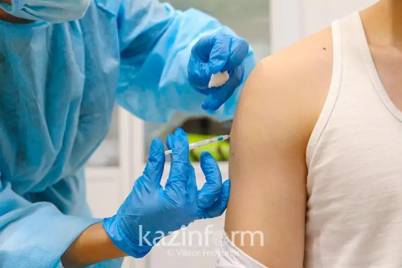 918 человек привились от COVID-19 за сутки в Атырауской области