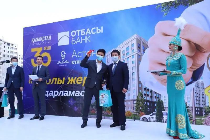 Aqtaýda astana kúnine oraı jańa turǵyn úı kesheni paıdalanýǵa berildi