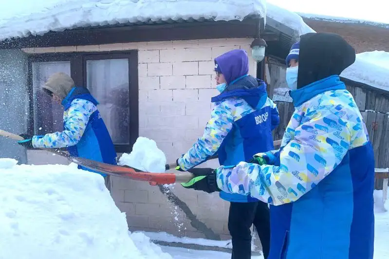 Столичные волонтеры очистили дворы одиноких пенсионеров от снега