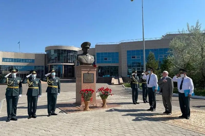 В Акмолинской области почтили память первого министра обороны независимого Казахстана Сагадата Нурмагамбетова