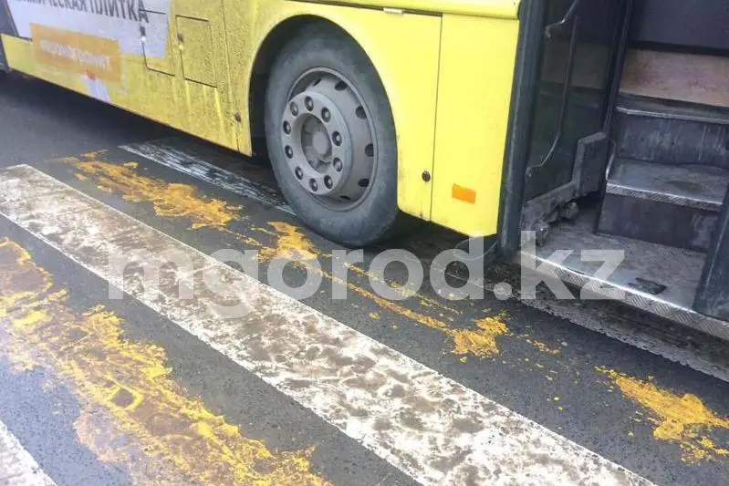 Atyraýda jolaýshylar avtobýsyn aıdap áketken