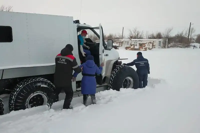 Костанайские спасатели в буран транспортировали беременную женщину в больницу