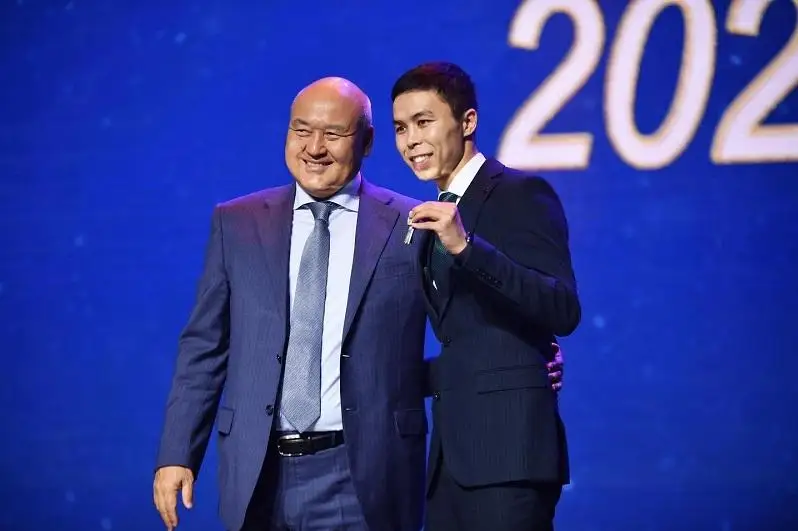 Сакену Бибосынову вручили ключи от квартиры в Туркестане