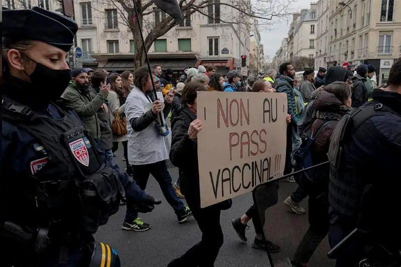 Новые запреты для непривитых от коронавируса вступают в силу во Франции