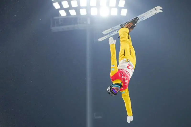 Команда Казахстана по фристайл-акробатике тренируется в Чжанцзякоу - фоторепортаж