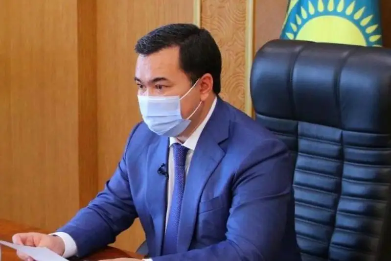 Jeńis Qasymbek Buqar jyraý turǵynynyń ótinishin aıaqsyz qaldyrǵan ákimdi jumystan bosatatynyn eskertti