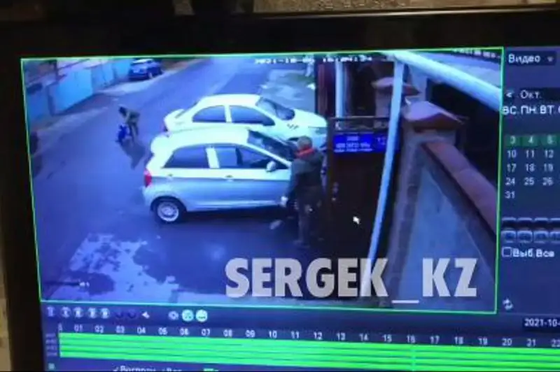 Женщина бросила малыша на дорогу: видео изучает полиция Алматы