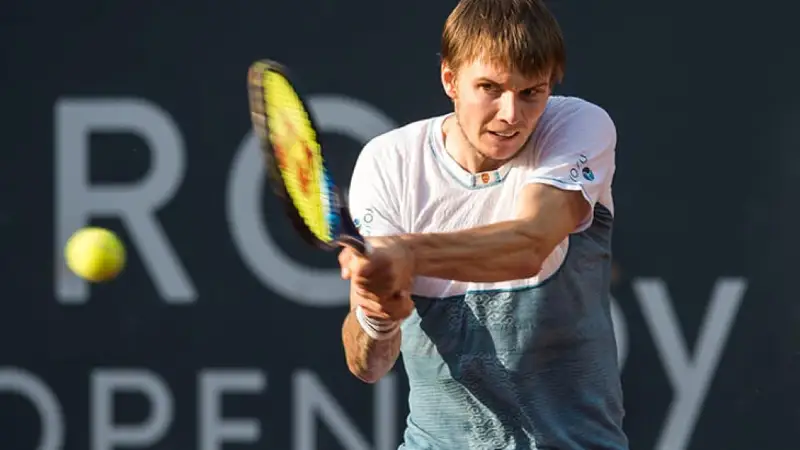 Бублик обыграл Кукушкина в первом круге турнира в Великобритании