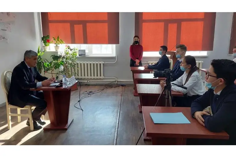 Аким Караганды провёл урок в школе