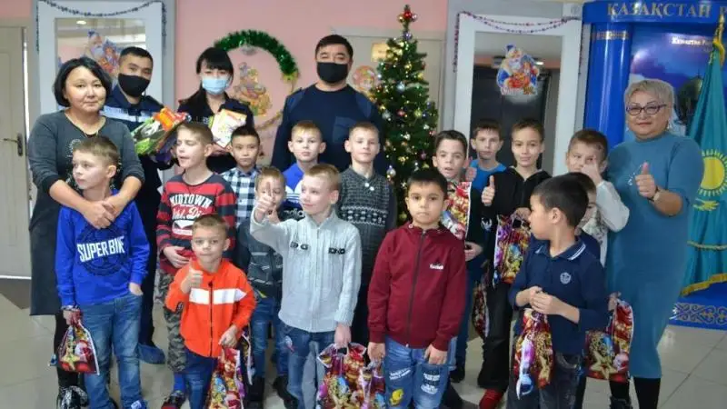 Воспитанников детского дома поздравили с Новым годом карагандинские спасатели