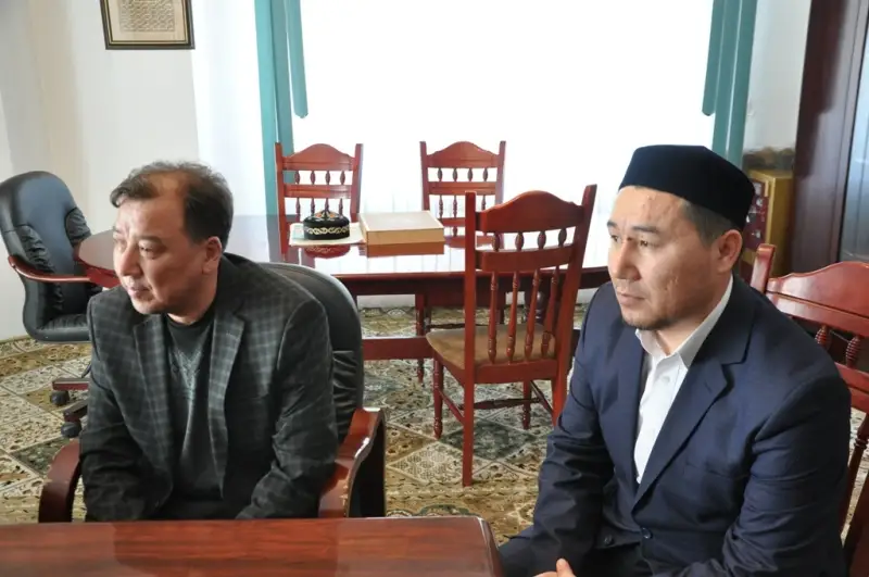 ҚМДБ наиб мүфтиі халал сертификатын табыстады
