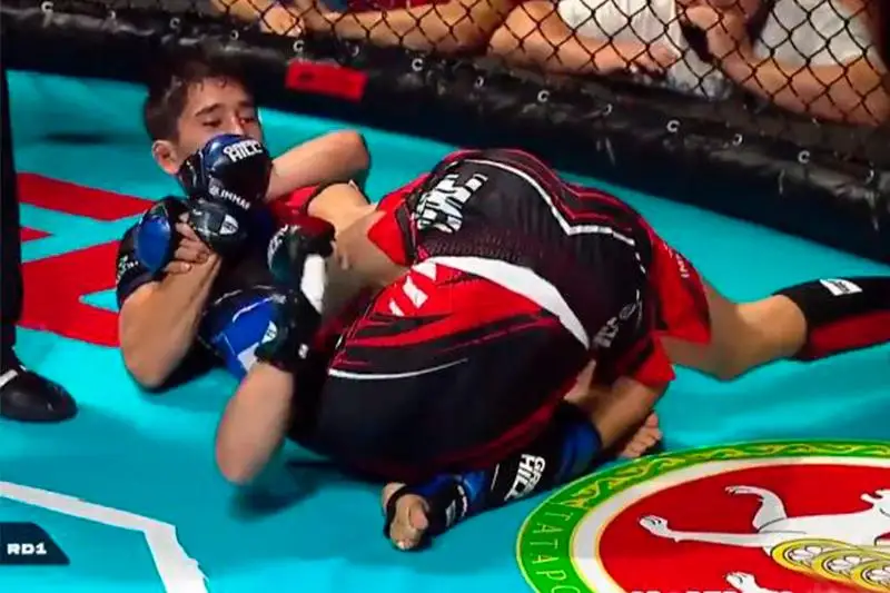 Казахстанский боец победил россиянина редким болевым приемом