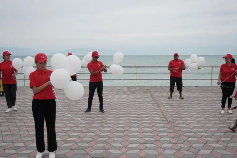 Воздушные шары запустили в небо в память об утонувших на водоемах в ВКО