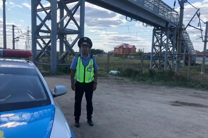 Полицейский отговорил женщину от прыжка с моста в Павлодаре