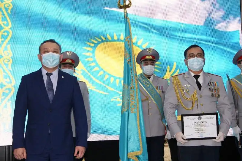 Актюбинских полицейских наградили медалями и благодарственными письмами