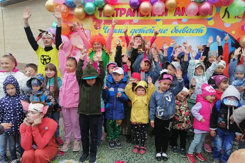Акмолинские актеры устроили праздничную акцию «Чужих детей не бывает»